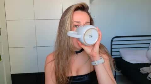 mmminnie online show from April 21, 10:00 am