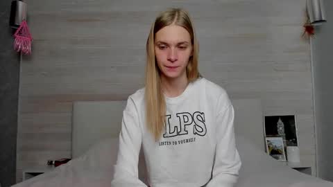 Snapshot of molly_hunt chatting on October 22, 4:15 am Molly Hunt online show from October 22, 4:15 am