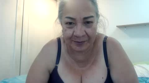 Snapshot of mom_is_wet chatting on February 16, 3:37 am nativa online show from February 16, 3:37 am