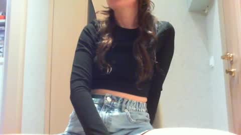 Snapshot of momentbeforedown chatting on December 1, 4:32 pm Hailey online show from December 1, 4:32 pm