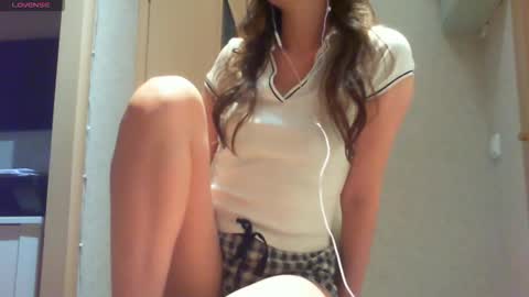 Snapshot of momentbeforedown chatting on October 18, 4:05 am Hailey online show from October 18, 4:05 am