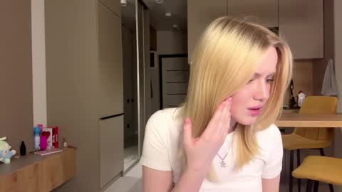 moonavellle_ online show from May 28, 1:58 am