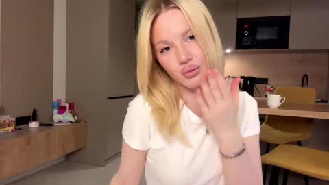 moonavellle_ online show from May 22, 8:26 pm