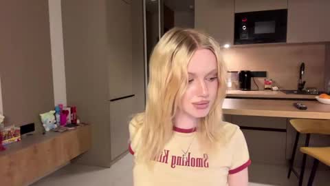 moonavellle_ online show from May 20, 8:15 pm