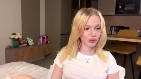 moonavellle_ online show from May 17, 8:29 pm
