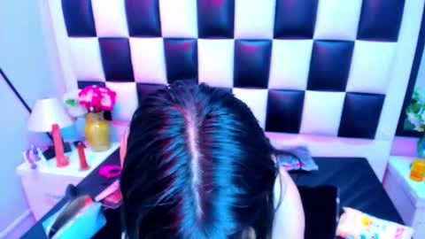 morganasmit_ online show from April 7, 3:25 pm