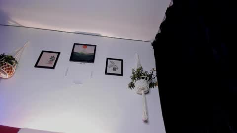 Snapshot of mrbuu_ chatting on October 22, 3:53 am Laura online show from October 22, 3:53 am