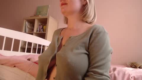 Snapshot of my_hannah chatting on September 15, 2:29 pm Hannah  welcome  online show from September 15, 2:29 pm