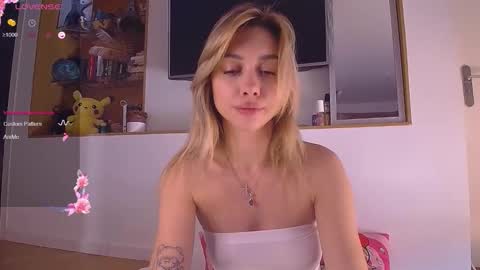 mynameisnikki_ online show from October 23, 10:17 am