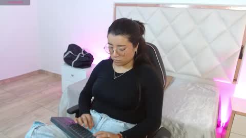 Snapshot of naanaky_tay chatting on October 5, 12:02 pm TARA online show from October 5, 12:02 pm