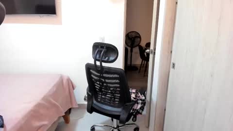 independent model online show from February 27, 4:27 am