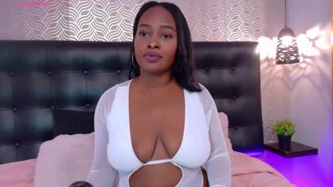 naiaramasson_ online show from January 12, 2:02 pm