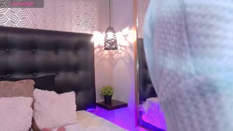 naiaramasson_ online show from February 11, 12:31 pm