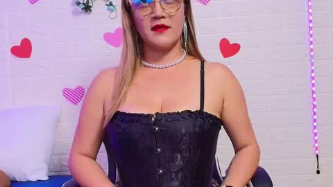 Snapshot of naomi_diamond_ chatting on September 25, 5:20 pm Naomi online show from September 25, 5:20 pm