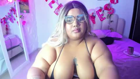 Snapshot of naomiasha_ chatting on February 22, 2:17 am    online show from February 22, 2:17 am