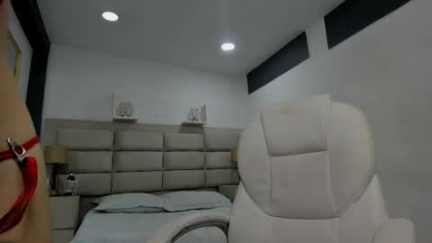 Naomi Frost online show from November 21, 1:53 pm