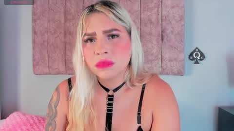 Snapshot of naomisanz_ chatting on October 23, 6:53 pm Laura online show from October 23, 6:53 pm