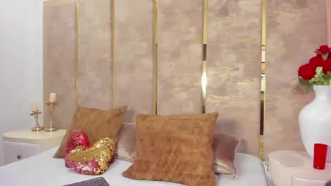 naomiwhitee online show from August 6, 3:48 am