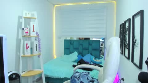 naomy online show from November 13, 2:25 am