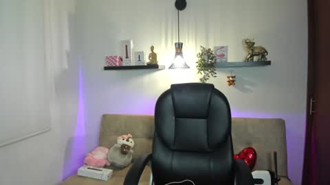 naomy online show from August 1, 1:40 am