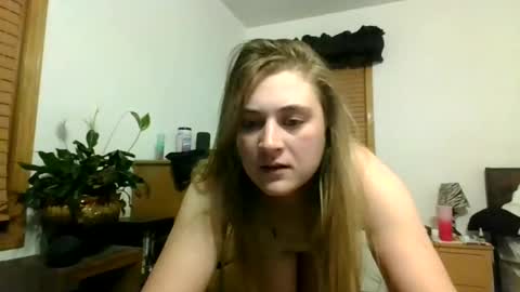 Snapshot of natalielynn4216 chatting on March 4, 1:01 am natalielynn4216 online show from March 4, 1:01 am