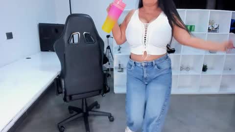 Snapshot of natural_bigboobs chatting on October 19, 7:07 pm Jazmin Bigboobs online show from October 19, 7:07 pm