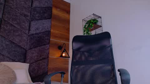 NICKI FOX  online show from January 8, 7:42 pm