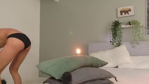 NICKI FOX  online show from October 6, 7:31 pm