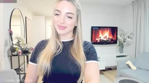 Snapshot of nicole_blueberry chatting on October 26, 10:09 pm Nicole online show from October 26, 10:09 pm