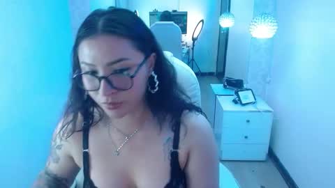 nicolee_8 online show from September 10, 4:13 am