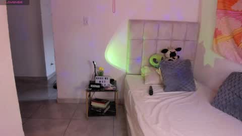 Nicol independent model online show from August 2, 10:55 pm