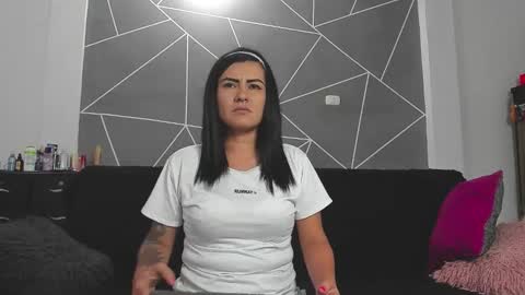 nicolle gomes online show from March 6, 2:43 am