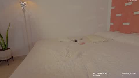 Snapshot of nicolle_mitchelle chatting on October 21, 3:48 pm NEW instagram nicollemitchelle online show from October 21, 3:48 pm