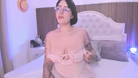 nicolstonee online show from May 2, 4:51 am