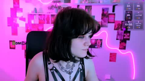 nikki_kiss_ online show from April 25, 1:41 pm