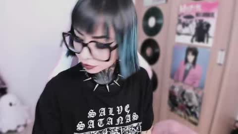 Nikki Ramone   online show from April 24, 12:51 pm