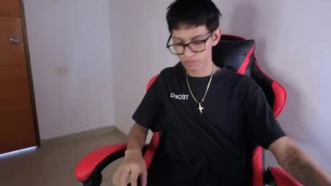 niklaus_wolf online show from April 23, 4:08 pm