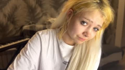 nikoli_naw online show from April 22, 8:05 pm