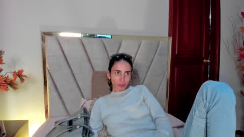 Nina online show from December 4, 6:29 pm