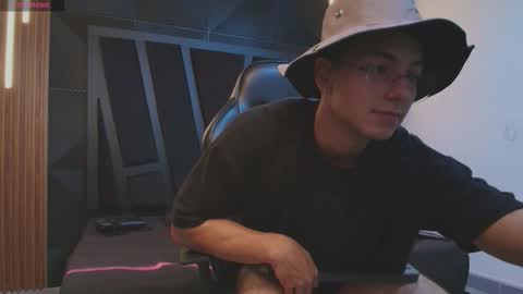 Noah online show from February 8, 1:36 pm