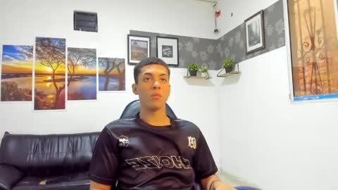 noah_flynn1 online show from May 4, 12:12 pm
