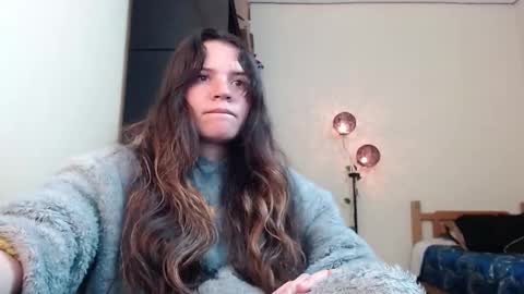 Snapshot of noreen_ chatting on December 16, 5:33 pm noreen_ online show from December 16, 5:33 pm