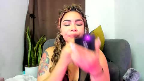 Nia online show from May 25, 2:28 am