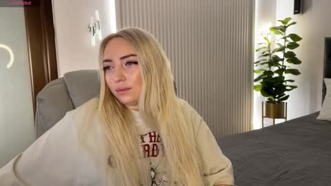 Emma online show from November 17, 1:52 am