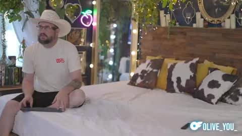 Olive online show from May 2, 1:22 am