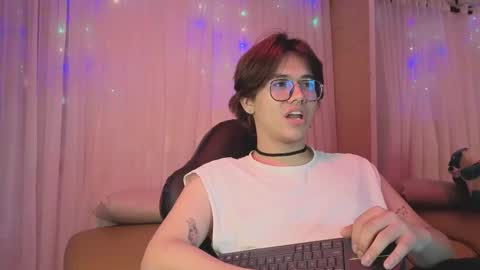 Snapshot of oliver_big19 chatting on September 22, 1:04 pm oliver_big19 online show from September 22, 1:04 pm