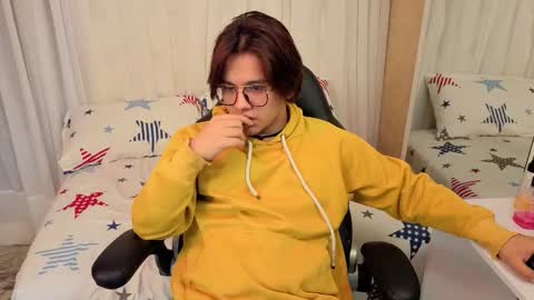 Snapshot of oliver_big19 chatting on September 23, 1:05 pm oliver_big19 online show from September 23, 1:05 pm