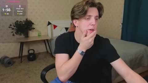Snapshot of oliver_travis chatting on October 6, 12:28 am Oliver Evans online show from October 6, 12:28 am