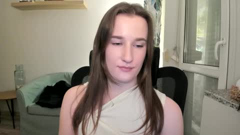 Oliwiaa2004 online show from January 14, 10:23 pm