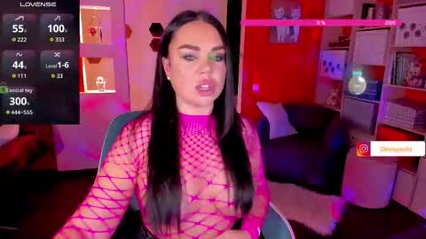 Oliviagoold online show from November 4, 11:00 am